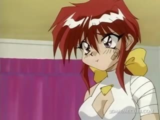 Anime si rambut perang muda perempuan menangkap telanjang dalam katil