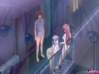 Twee hentai meisjes geneukt buitenshuis door jongen in trio