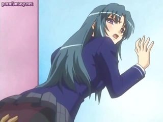 Anime giovane femmina in uniforme prende strofinato