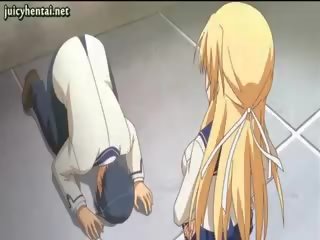 Blondýna anime diva robí robenie chodidlom