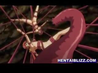 Rondborstig hentai brutaal geboord door tentakels monster